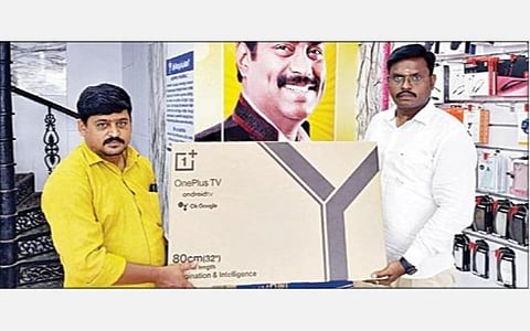 பிரியதர்ஷினியில் ஸ்மார்ட் டிவி வாங்கிய வாடிக்கையாளர்.