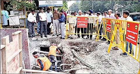 சென்னை பர்னபி சாலையில் நடந்துவரும் மழைநீர் வடிகால் பணிகளை தலைமைச் செயலாளர் வெ.இறையன்பு நேற்று பார்வையிட்டார். உடன் துறை செயலாளர்கள் சிவ் தாஸ் மீனா, பிரதீப் யாதவ், மாநகராட்சி ஆணையர் ககன்தீப் சிங் பேடி மற்றும் அரசு உயர் அலுவலர்கள்.