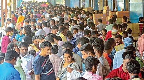 தீபாவளி பண்டிகையை முன்னிட்டு, பட்டா சுகளை வாங்க சென்னை தீவுத்திடலில் கூடிய மக்கள் கூட்ட ம். படம்: பு.க.பிரவீன்