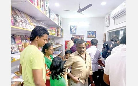 சிவகாசி - சாத்தூர் சாலையில் உள்ள பட்டாசு விற்பனை கடையில் பட்டாசுகளை தேர்வு செய்யும் வாடிக்கையாளர்கள்