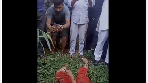 உதவி கோரிய சிறுமி, புகைப்படம் எடுத்த மக்கள்