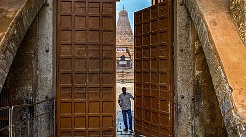 சூரிய கிரகணத்தையொட்டி தஞ்சாவூர் பெரிய கோயில் கதவை மூடும் பணியாளர்கள். படம் ஆர்.வெங்கடேஷ்