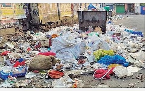 கோவை மாநகராட்சி மத்திய மண்டல அலுவலகத்தில் நேற்று போராட்டத்தில் ஈடுபட்ட ஒப்பந்த தூய்மைப் பணியாளர்கள். (அடுத்த படம்) போராட்டத்தால் மாநகரில் அகற்றப்படாமல் தேங்கியுள்ள குப்பை.