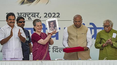 “நான் நிம்மதியாக உணருகிறேன்” - மல்லிகார்ஜுன கார்கேவிடம் பொறுப்பை ஒப்படைத்த சோனியா பேச்சு