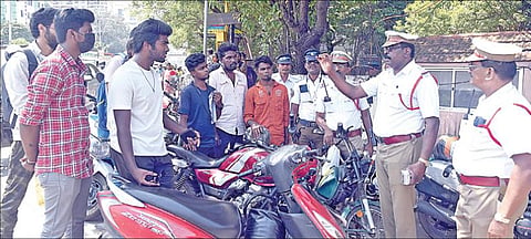 சென்னையில் போக்குவரத்து விதிகளை மீறும் வாகன ஓட்டிகளுக்கு உயர்த்தப்பட்ட அபராதத் தொகை விதிக்கப்பட்டது. மேலும், புதிய போக்குவரத்து விதிகள் மற்றும் அபராதத் தொகை குறித்து பொதுமக்களிடம் போலீஸார் விளக்கினர். படம்: பு.க.பிரவீன்
