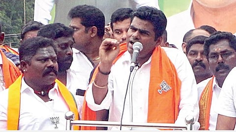 திமுகவினரைக் கண்டித்து கடலூரில் பாஜகவினர் நடத்திய ஆர்ப்பாட்டத் தில் பங்கேற்ற அக்கட்சியின் மாநிலத் தலைவர் அண்ணாமலை.