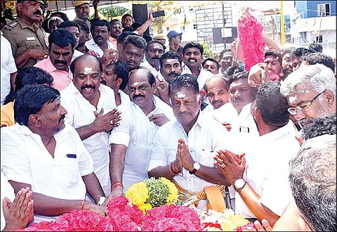 காளையார்கோவிலில் மருது சகோதரர்களின் குருபூஜையையொட்டி அவர்களது நினைவிடத்தில் மரியாதை செலுத்திய முன்னாள் முதல்வர் ஓ.பன்னீர்செல்வம், வைத்திலிங்கம் உள்ளிட்ட நிர்வாகிகள். (அடுத்த படம்) நினைவிடத்தில் மலர்தூவி மரியாதை செலுத்திய மதுரை ஆதீனம். படங்கள்: எல். பாலச்சந்தர்