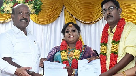 பணி ஆணைய வழங்கிய அமைச்சர்