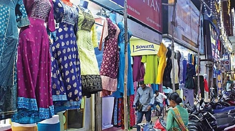 புதுச்சேரியில் உள்ள கடைகள் தற்போது இரவு 10 மணி வரை இயங்கி வருகின்றன.