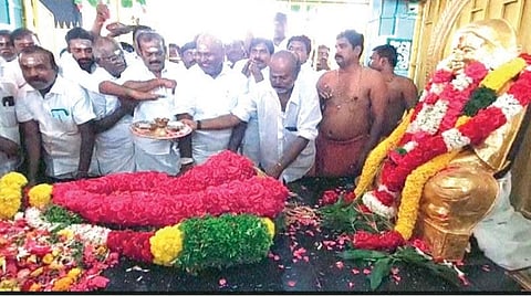 'எடப்பாடியார் வாழ்க' என முழக்கமிட்டதால், பசும்பொன் தேவர் நினைவாலயத்தில் ஆர்.பி.உதயகுமாருக்கு எதிர்ப்பு