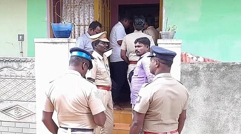 ஜமாலியார் தெருவில் உள்ள ரிஸ்வான் சோதனை நடைபெறும்போது அவரது வீட்டின் முன்பு பாதுகாப்பு பணியில் ஈடுபடுத்தப்பட்ட போலீஸார்.