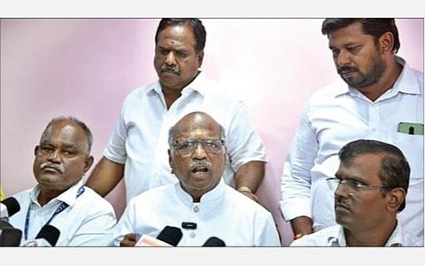 வேலூரில் செய்தியாளர்களை சந்தித்த அகில இந்திய மோட்டார் போக்குவரத்து காங்கிரஸ் தலைவர் சண்முகப்பா. அருகில், வேலூர் மோட்டார் வாகன சங்க தலைவர் செல்வகுமார், செயலாளர் லோகநாதன், தொழிலதிபர் கலைமகள் இளங்கோ உள்ளிட்டோர்.