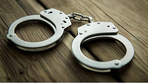 பிரபல நகைக்கடையில் நகைகளை திருடிய ஊழியர் கைது: ஆன்லைன் சூதாட்டத்தில் பணத்தை இழந்ததாக தகவல்