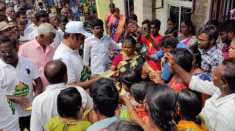 படவிளக்கம்: சோழர்கால பாசன திட்டத்தை செயல்படுத்த வலியுறுத்தி அரியலூரி்ல் நடைப்பயணம் மேற்கொண்டுள்ள பாமக தலைவர் அன்புமணி ராமதாஸ்.