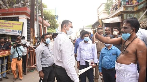 கோவையில் கார் வெடிப்பு சம்பவம் நடந்த கோட்டை சங்கமேஸ்வரர் கோயில் பகுதியில் இன்று ஆய்வு செய்த என்.ஐ.ஏ அதிகாரிகள் | படம்: ஜெ.மனோகரன்.
