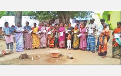 அ.ஈச்சம்பாடியில் 35 வருடங்களாக வசிக்கும் இடத்திற்கு பட்டா வழங்க வேண்டும் என கோரிக்கை விடுத்துள்ள மக்கள்.