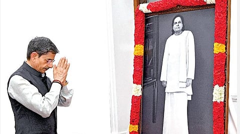 சுதந்திரப் போராட்ட வீரர் பசும்பொன் முத்துராமலிங்கத் தேவர் பிறந்தநாளை முன்னிட்டு, சென்னை கிண்டி, ராஜ் பவனில் அலங்கரித்து வைக்கப்பட்டிருந்த அவரது உருவப் படத்துக்கு ஆளுநர் ஆர்.என்.ரவி நேற்று மலர்தூவி மரியாதை செலுத்தினார். படம்: பு.க.பிரவீன்
