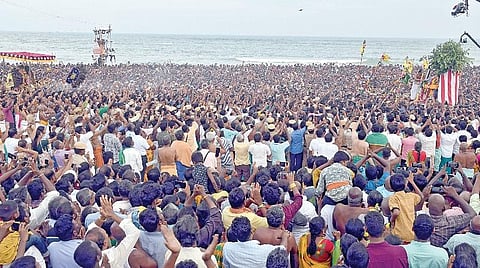 திருச்செந்தூர் சுப்பிரமணியசுவாமி கோயில் கந்த சஷ்டி விழாவில் நேற்று மாலை கடற்கரையில் சூரசம்ஹாரம் நடைபெற்றது. சூரசம்ஹாரத்தை காண கடற்கரையில் திரண்டிருந்த லட்சக்கணக்கான பக்தர்கள்.