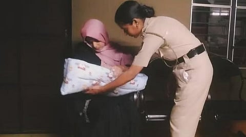 குழந்தையை தாயிடம் ஒப்படைக்கும் காவலர் ரம்யா.