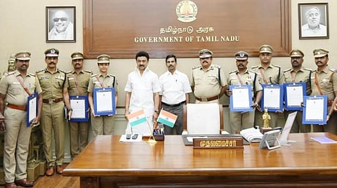 பாராட்டு சான்றிதழ்களை வழங்கிய முதல்வர்