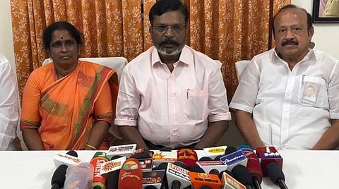 கடலூரில் செய்தியாளர் சந்திப்பில் விடுதலைச் சிறுத்தைகள் கட்சித் தலைவர் திருமாவளவன், அருகில் அமைச்சர் எம்ஆர்கே பன்னீர்செல்வம்