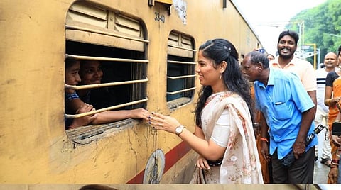 மாணவிகளை வழியனுப்பி வைத்த மேயர் பிரியா