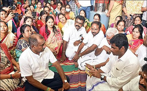 பாஜக சார்பில் கோவை கோட்டைமேட்டில் உள்ள சங்கமேஸ்வரர் கோயிலில் நேற்று நடைபெற்ற கூட்டு பிரார்த்தனையில் கலந்துகொண்ட அக்கட்சியின் மாநில தலைவர் அண்ணாமலை. படம்:ஜெ.மனோகரன்