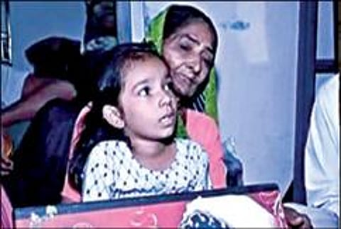 குஜராத் மோர்பி தொங்கு பாலம் விபத்து - மகளை காப்பாற்றி உயிர் துறந்த தந்தை
