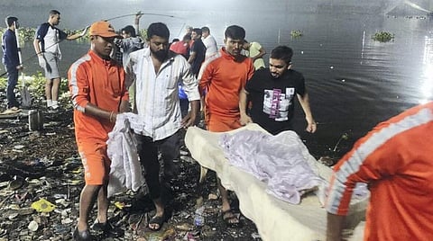 குஜராத்தின் மோர்பி நகர தொங்கு பாலம் அறுந்து நதியில் விழுந்தது. அங்கு தேசிய பேரிடர் மீட்புப் படை வீரர்கள் நேற்று சடலங்களை மீட்டனர். படம்: பிடிஐ