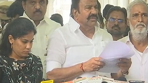 செய்தியாளர்களுக்கு பேட்டி அளித்த அமைச்சர்கள்