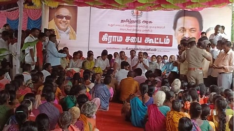 விருத்தாசலம் அருகே எம்.கட்டி கிராமத்தில் நடைபெற்ற கூட்டத்தில் சிறப்பு அழைப்பாளராக தொழிலாளர் நலன் மற்றும் திறன் மேம்பாட்டுத் துறை அமைச்சர் சி.வெ.கணேசன் கலந்துகொண்டு பேசினார்.