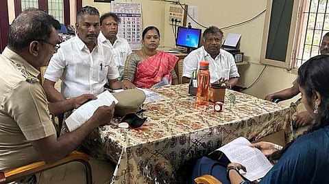 சிறுத்தை உயிரிழந்த வழக்கு தொடர்பாக மக்களவை உறுப்பினர் ப.ரவீந்திரநாத்தின் வழக்கறிஞர்கள் மாவட்ட உதவி வன பாதுகாப்பு அலுவலர் ஷர்மிலியிடம் விளக்கக் கடிதத்தை அளித்தனர்.
