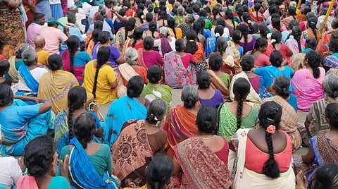 உடைக்கப்பட்ட பாசன குழாய்களுக்கு மீண்டும் இணைப்பு வழங்கக் கோரி சின்னமனூரில் விவசாயிகள் சார்பில் நடைபெற்ற போராட்டம்.