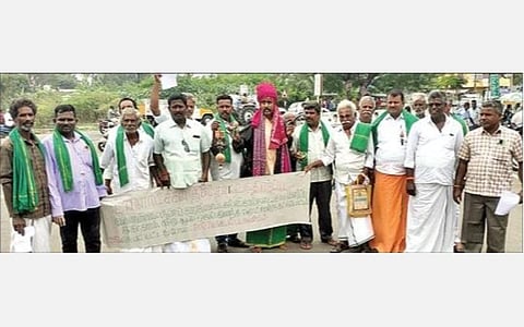 திருவண்ணாமலை மாவட்ட ஆட்சியர் அலுவலகம் முன்பு நூதன போராட்டத்தில் ஈடுபட்ட உழவர் பேரவையினர்.