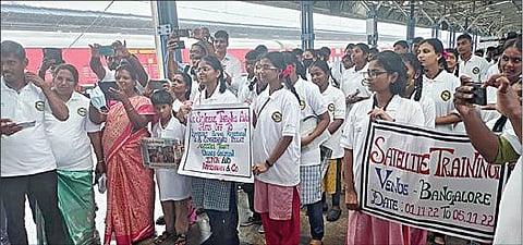 இந்திய தொழில்நுட்ப காங்கிரஸ் சங்கத்தின் வழிகாட்டுதலில் சிறிய செயற்கைக்கோள் தயாரிப்பில் ஈடுபட்டுள்ள தமிழக அரசுப் பள்ளி மாணவர்களுக்கு பெங்களூரு இஸ்ரோ மையத்தில் பயிற்சி அளிக்கப்பட உள்ளது. இதற்காக மாணவர்கள் குழுவினர் சென்னை சென்ட்ரல் ரயில் நிலையத்தில் இருந்து நேற்று பெங்களூரு புறப்பட்டுச் சென்றனர்.