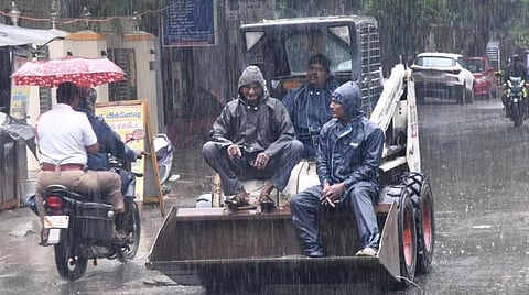 சென்னையில் 2 நாள் கனமழையில் இருவர் உயிரிழப்பு - தேங்கும் மழைநீரை வெளியேற்றும் பணியில் மாநகராட்சி தீவிரம்