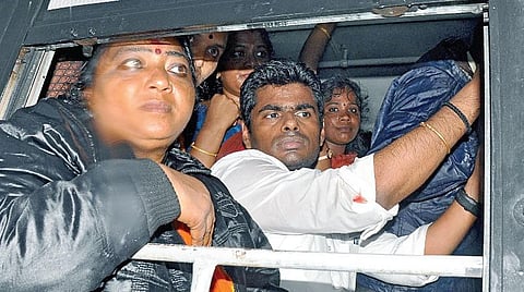 ஆர்ப்பாட்டத்தில் பங்கேற்ற பாஜக மாநில தலைவர் அண்ணாமலை மற்றும் மகளிர் அணியை சேர்ந்த நிர்வாகிகள் கைது செய்யப்பட்டனர்.படங்கள்: ம.பிரபு