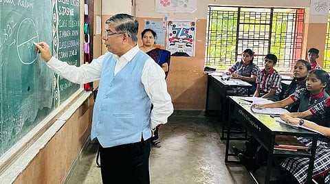 திருச்சியில் குழந்தைகளுக்கு பாடம் எடுக்கும் மத்திய அமைச்சர் சுபாஷ் சர்கார்.