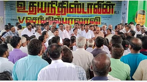 கரூர் மாவட்டம் வேலாயுதம்பாளையத்தில் புகழூர் நகர்மன்றத் தலைவர் குணசேகரன் தலைமையில் ஆர்ப்பாட்டத்தில் ஈடுபட்ட திமுகவினர்
