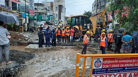 மழை நீர் வடிகால் அமைக்கும் பணியில் ஊழியர்கள்