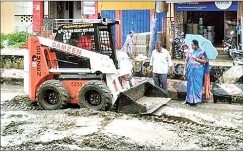 ராணிப்பேட்டை மாவட்டம் அரக்கோணம் சயனாபுரத்தில் தொடர் மழையால் சேதமடைந்த குடிசை வீடு. அடுத்த படம்: ஆற்காடு நகராட்சியில் தொடர் மழையால் சேதமடைந்த சாலையை சீரமைத்த நகராட்சி ஊழியர்கள்.