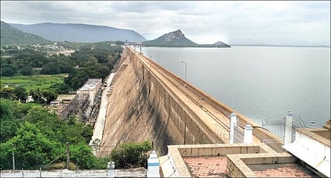 மேட்டூர் அணை, அதன் முழுக்கொள்ளளவான 120 அடி உயரத்துக்கு கடல்போல கம்பீரமாக காட்சியளிக்கிறது.