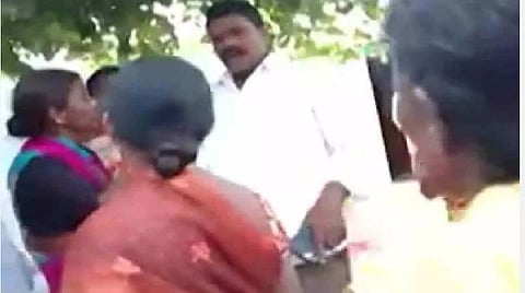 இடைத்தேர்தலில் வாக்களிக்க ஒரு கிராம் தங்க காசு கேட்டு கிராமத்தினர் ஆர்ப்பாட்டம்