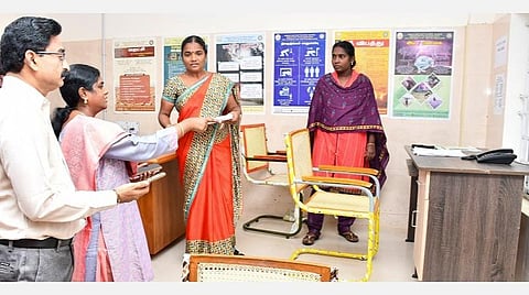 படம்: வடகிழக்குப் பருவமழை பிரச்சினைகளை எதிர்கொள்ளும் வகையில் மயிலாடுதுறை மாவட்ட ஆட்சியரகத்தில் அமைக்கப்பட்டுள்ள கட்டுப்பாட்டு அறையை பார்வையிட்டு ஆய்வு செய்த ஆட்சியர் ரா.லலிதா