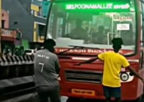 சென்னை | அரசு பேருந்தை மறித்து அதன்முன் சிறுவர்கள் நடனமாடி வீடியோ சமூக வலைதளங்களில் வைரலானதால் பிடிபட்டனர்