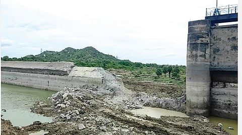 மதுராந்தகம் ஏரியில் தூர்வாரும் பணிகளுக்காக கலங்கல் உடைக்கப்பட்டு வருகிறது.