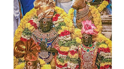 1037-வது சதய விழாவையொட்டி தஞ்சாவூரில் மாமன்னன் ராஜராஜ சோழனுக்கு மரியாதை: பெருவுடையாருக்கு 48 பொருட்களால் பேரபிஷேகம்