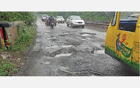 ரெட்டிச்சாவடி மலட்டாறு குறுக்கே உள்ள பாலம் பகுதியில் புதுச்சேரி-கடலூர் சாலையில் ஏற்பட்டுள்ள பள்ளங்கள்