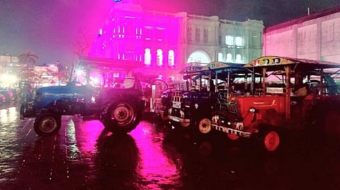 சென்னை மாநகராட்சி ரிப்பன் மாளிகை வளாகத்தில் தயார் நிலையில் மோட்டார் பம்புகள்