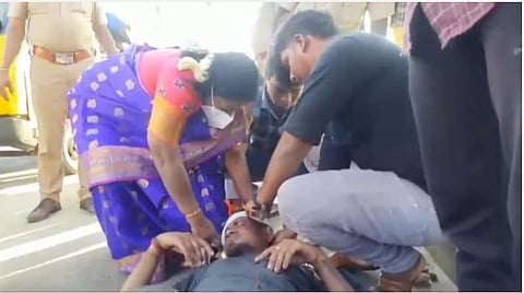 புதுச்சேரி | சாலை விபத்தில் தலையில் காயம் அடைந்த இளைஞருக்கு ஆளுநர் தமிழிசை முதலுதவி